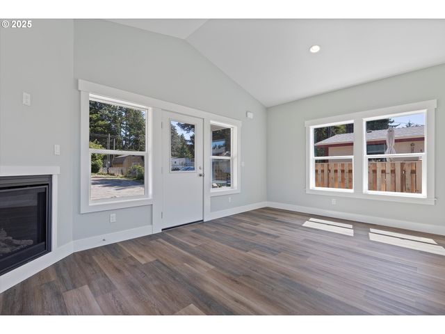 333 Se Oar Ave, Lincoln City, OR 97367