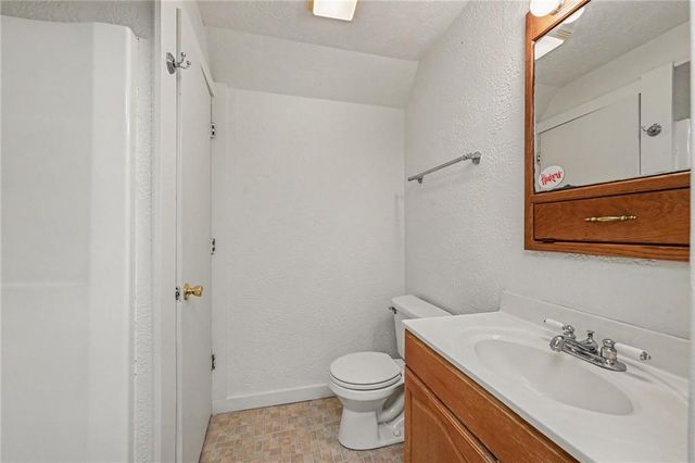 21051 Hemphill Road, Tonganoxie, KS 66086