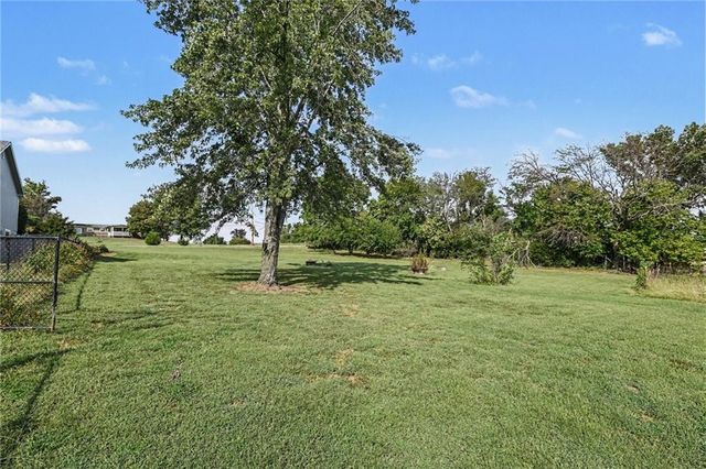 21051 Hemphill Road, Tonganoxie, KS 66086