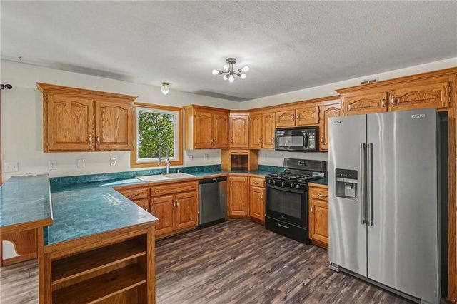 21051 Hemphill Road, Tonganoxie, KS 66086