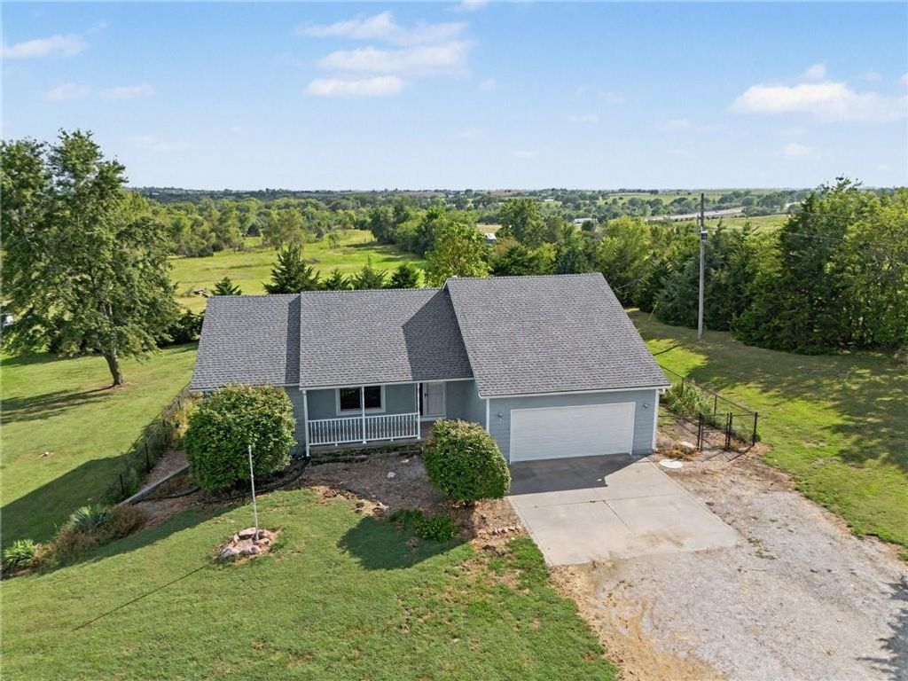 21051 Hemphill Road, Tonganoxie, KS 66086