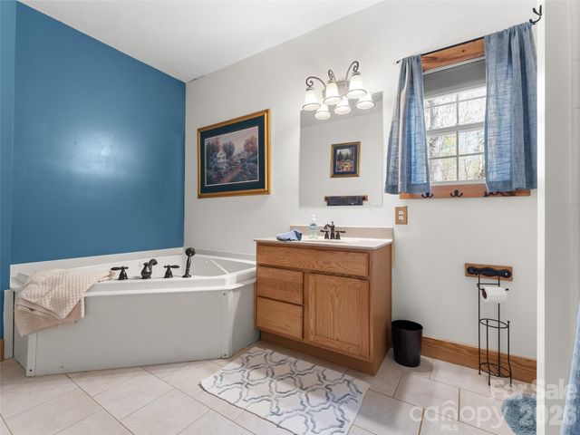 462 Deep Woods Lane, Saluda, NC 28773