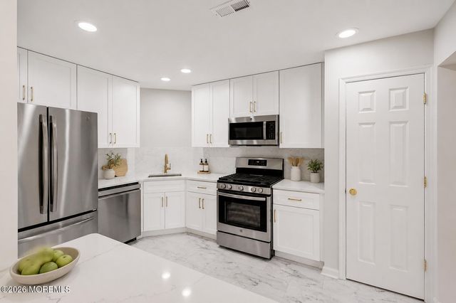 7 Harbor Bay Circle, Laurence Harbor, NJ 08879