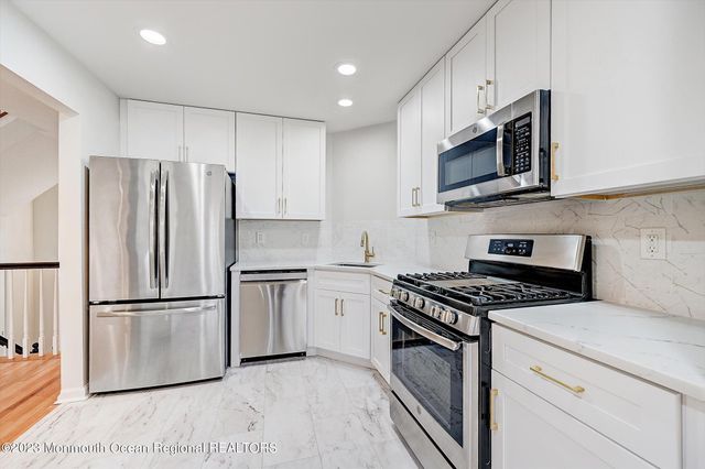 7 Harbor Bay Circle, Laurence Harbor, NJ 08879