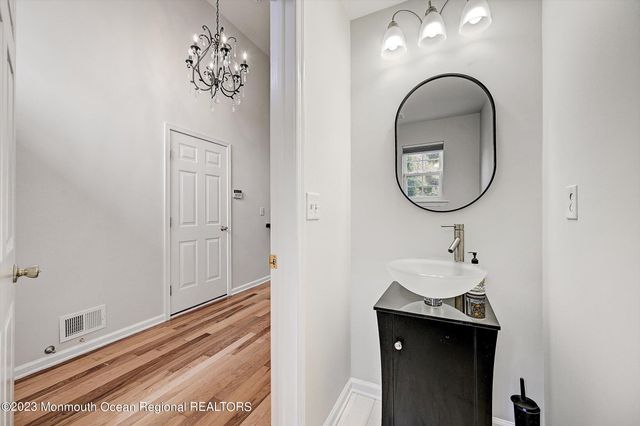 7 Harbor Bay Circle, Laurence Harbor, NJ 08879