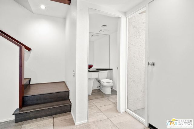 2530 N Whitewater Club Drive B, Palm Springs, CA 92262