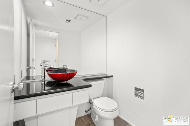 2530 N Whitewater Club Drive B, Palm Springs, CA 92262