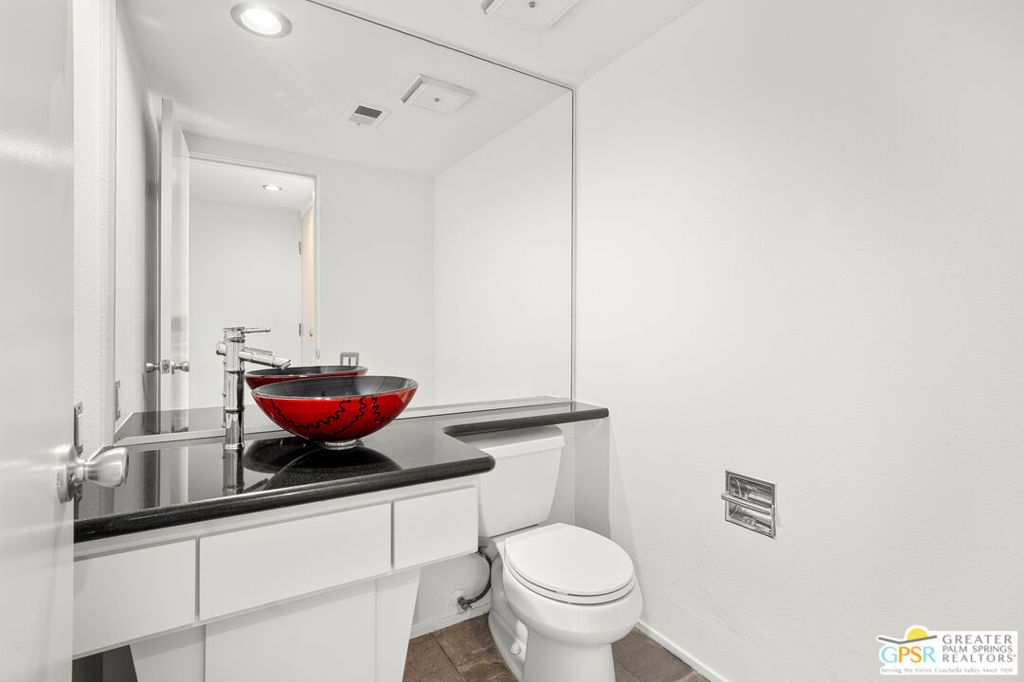 Image 18 of property listing at 2530 N Whitewater Club Drive B, Palm Springs, CA 92262