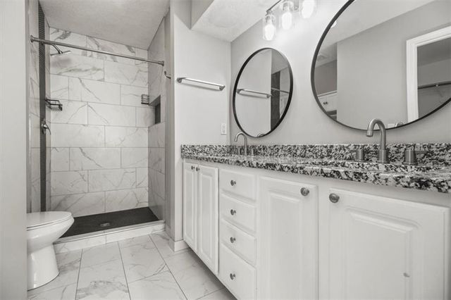 432 SW Oak Wood Lane, Grain Valley, MO 64029