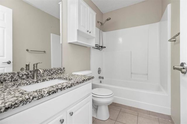 432 SW Oak Wood Lane, Grain Valley, MO 64029