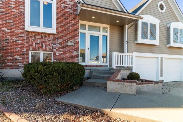 432 SW Oak Wood Lane, Grain Valley, MO 64029