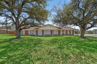 514 Hospital, Floresville, TX 78114