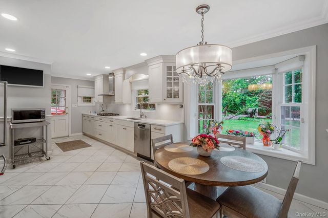 15 Cliff Road, Port Jefferson, NY 11777