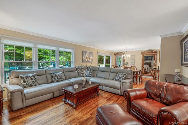15 Cliff Road, Port Jefferson, NY 11777