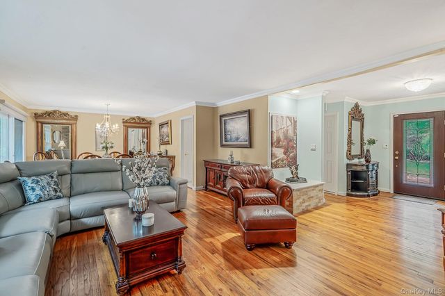 15 Cliff Road, Port Jefferson, NY 11777