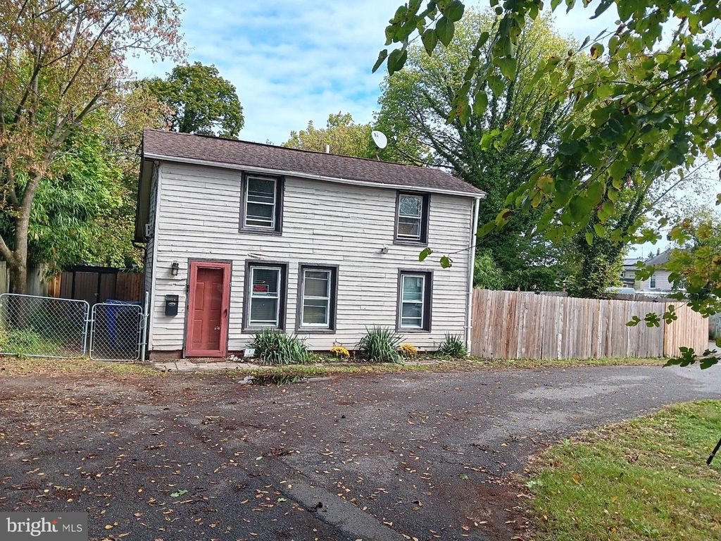 1 WOODS ALY, Mount Holly, NJ 08060