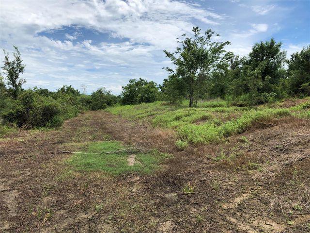 001 Steele Road, Highlands, TX 77562