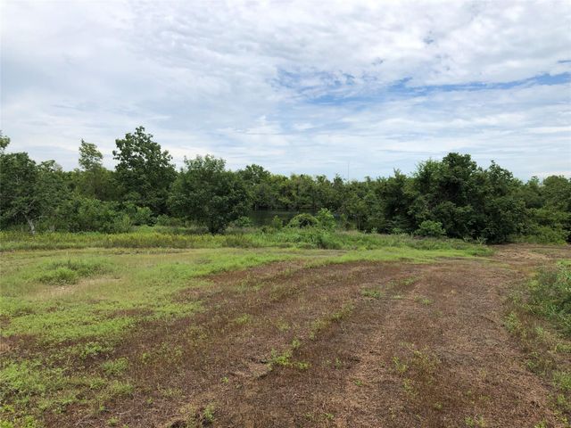 001 Steele Road, Highlands, TX 77562