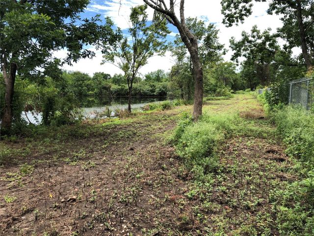 001 Steele Road, Highlands, TX 77562