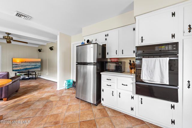 22 Clearview Drive, Tinton Falls, NJ 07724