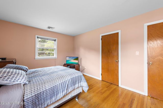 22 Clearview Drive, Tinton Falls, NJ 07724