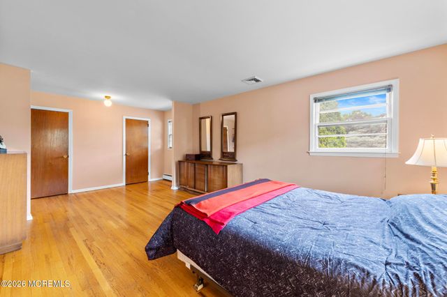 22 Clearview Drive, Tinton Falls, NJ 07724