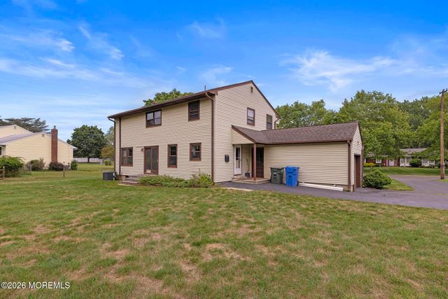 22 Clearview Drive, Tinton Falls, NJ 07724