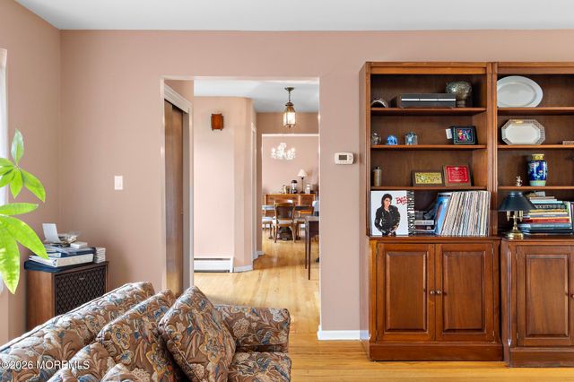 22 Clearview Drive, Tinton Falls, NJ 07724