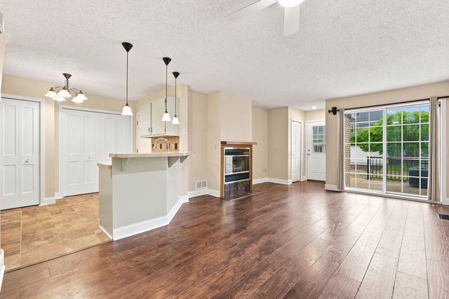 1770 Donegal Drive 10, Woodbury, MN 55125