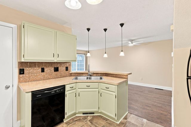 1770 Donegal Drive 10, Woodbury, MN 55125
