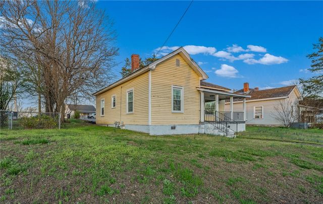 38 N Greenwood Avenue, Ware Shoals, SC 29692