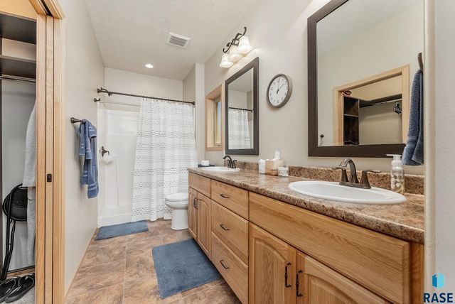 2607 S Kinderhook Ave, Sioux Falls, SD 57106