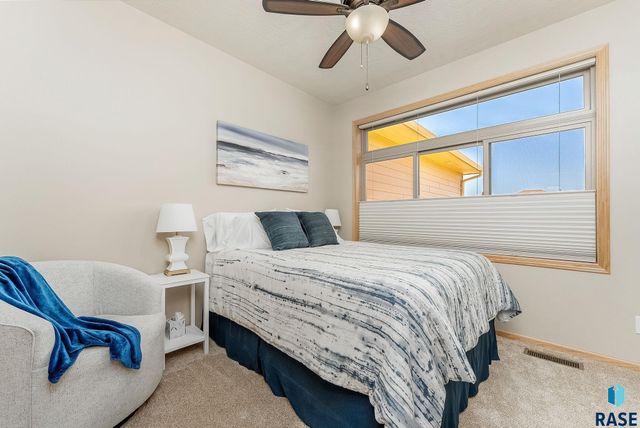 2607 S Kinderhook Ave, Sioux Falls, SD 57106