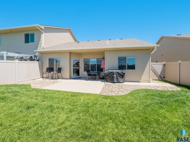 2607 S Kinderhook Ave, Sioux Falls, SD 57106