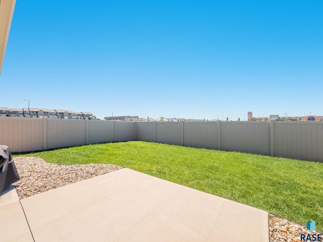 2607 S Kinderhook Ave, Sioux Falls, SD 57106