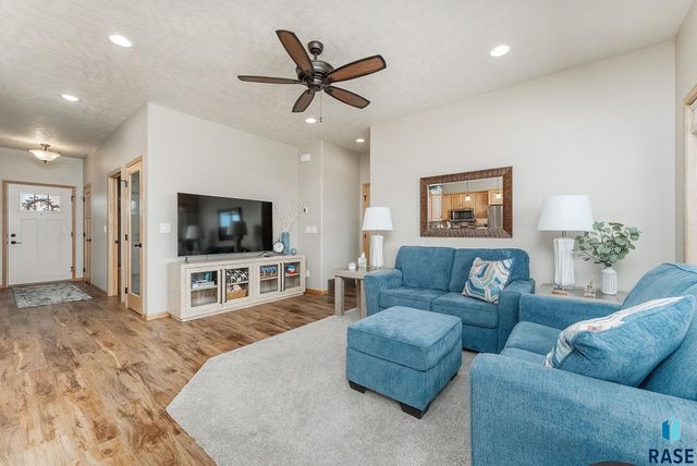 2607 S Kinderhook Ave, Sioux Falls, SD 57106