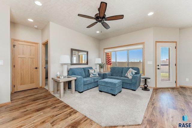 2607 S Kinderhook Ave, Sioux Falls, SD 57106