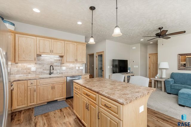 2607 S Kinderhook Ave, Sioux Falls, SD 57106