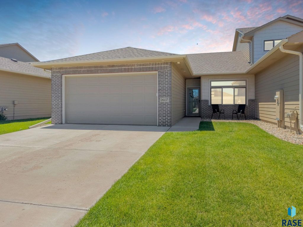 2607 S Kinderhook Ave, Sioux Falls, SD 57106