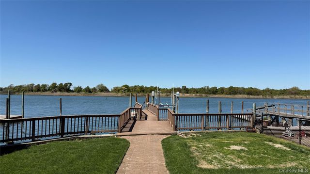 50 Island Parkway N, Island Park, NY 11558