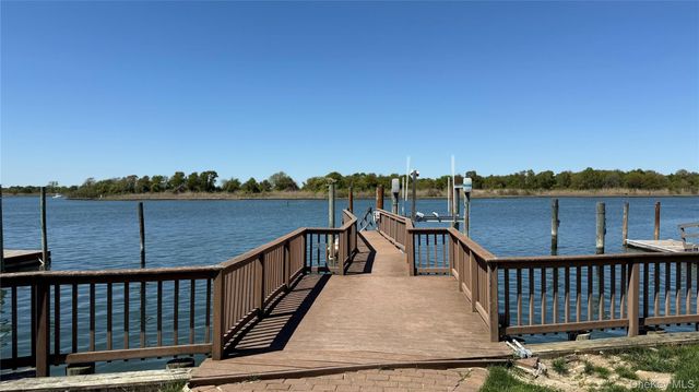 50 Island Parkway N, Island Park, NY 11558