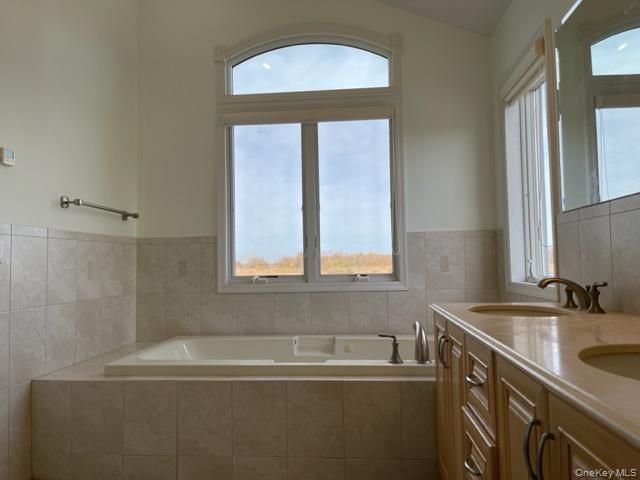50 Island Parkway N, Island Park, NY 11558