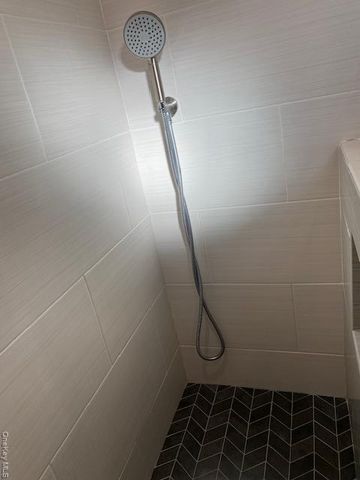 260-29 73rd Avenue 1st fl, Glen Oaks, NY 11004