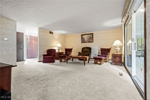 5375 Hillview Circle NW, Canton, OH 44718