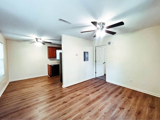 112 Ballygar St Apt G, Clarksville, TN 37043