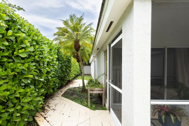 73 ADMIRALS Court, Palm Beach Gardens, FL 33418