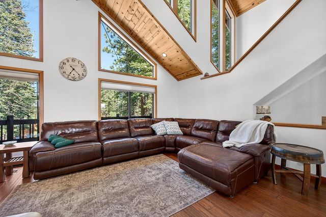 14165 Copenhagen Dr, Truckee, CA 96161