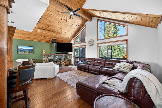 14165 Copenhagen Dr, Truckee, CA 96161