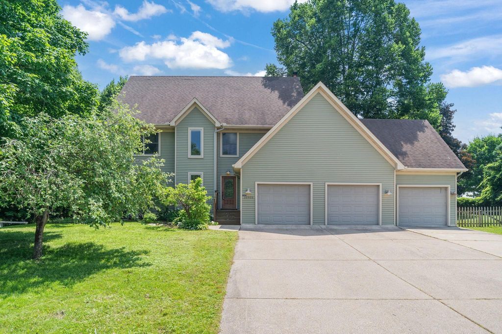 10905 35th Place N, Plymouth, MN 55441