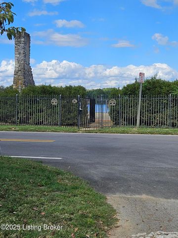 909 W Riverside Dr, Louisville, KY 40207